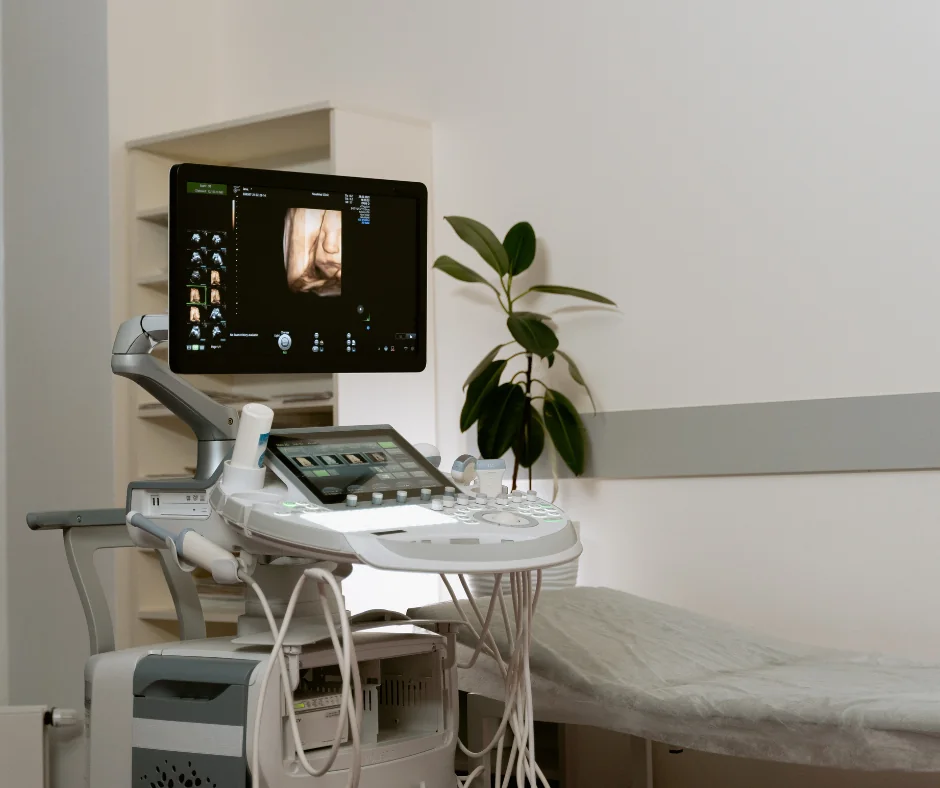 Ecografo professionale con monitor e consolle touch in un ambulatorio